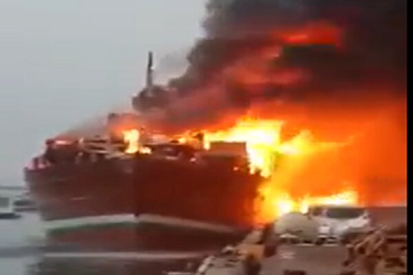 آتش سوزی یک کشتی در دبی