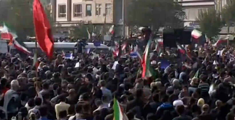 تجمع مردم در میدان انقلاب تهران