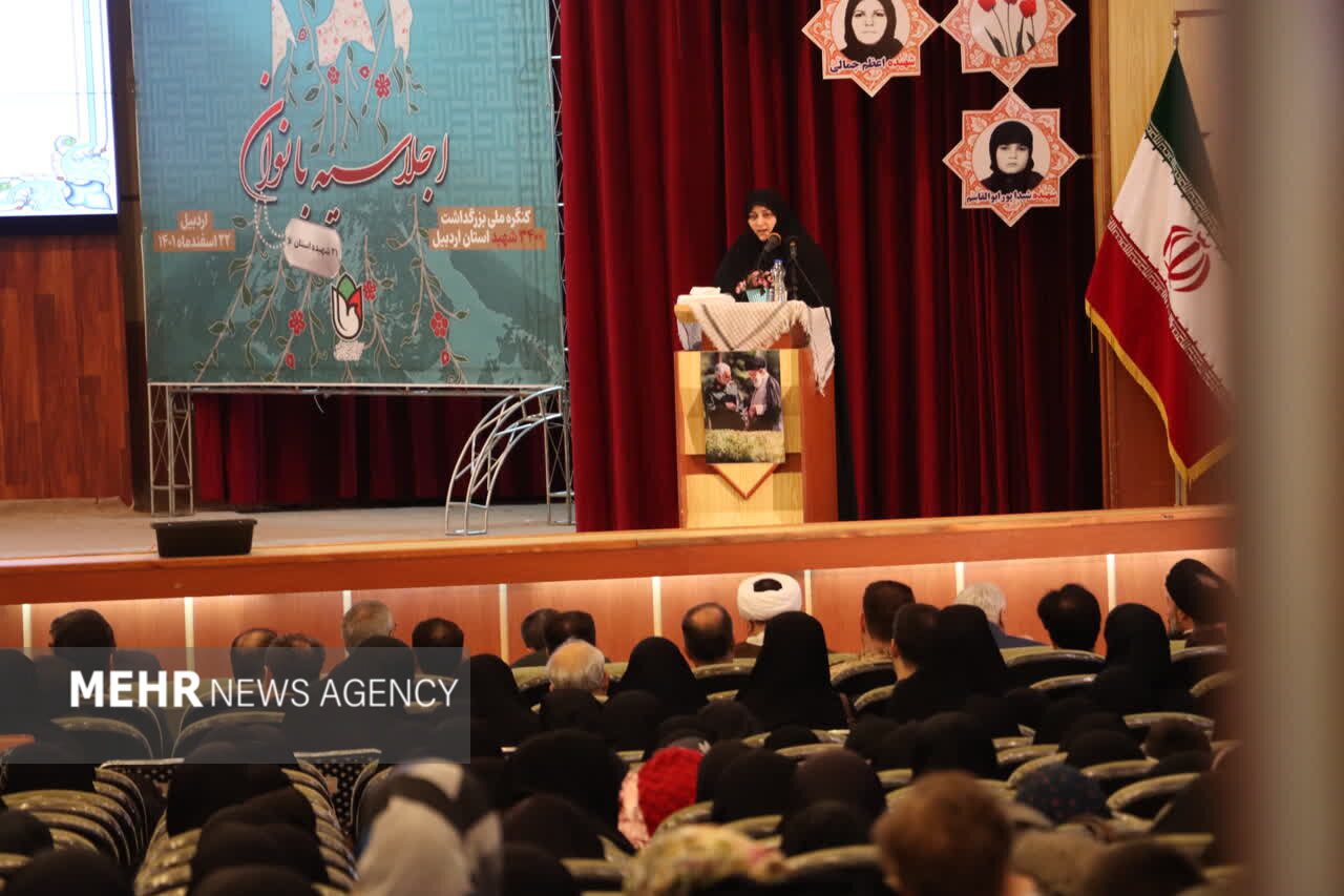 انقلاب اسلامی به زنان هویتی عزتمندانه بخشید