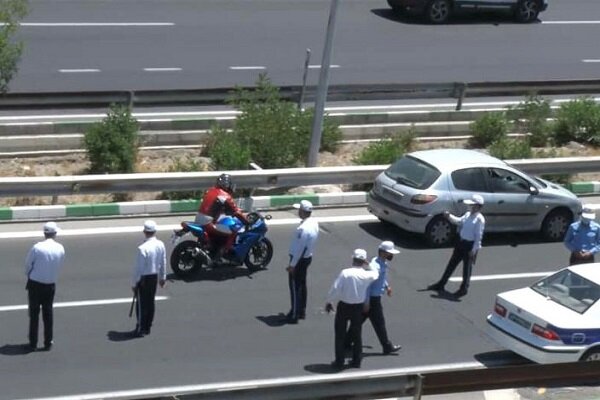 توقیف ۴ موتورسیکلت حین انجام حرکات نمایشی در بزرگراه‌های تهران
