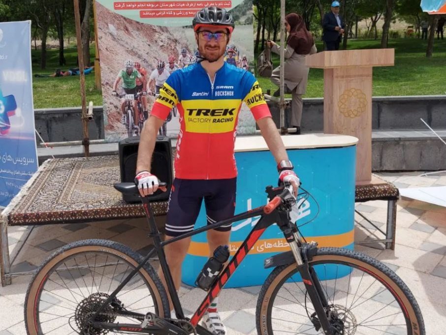 نماینده گرمی مقام چهارم مسابقات دوچرخه سواری کوهستان را کسب کرد